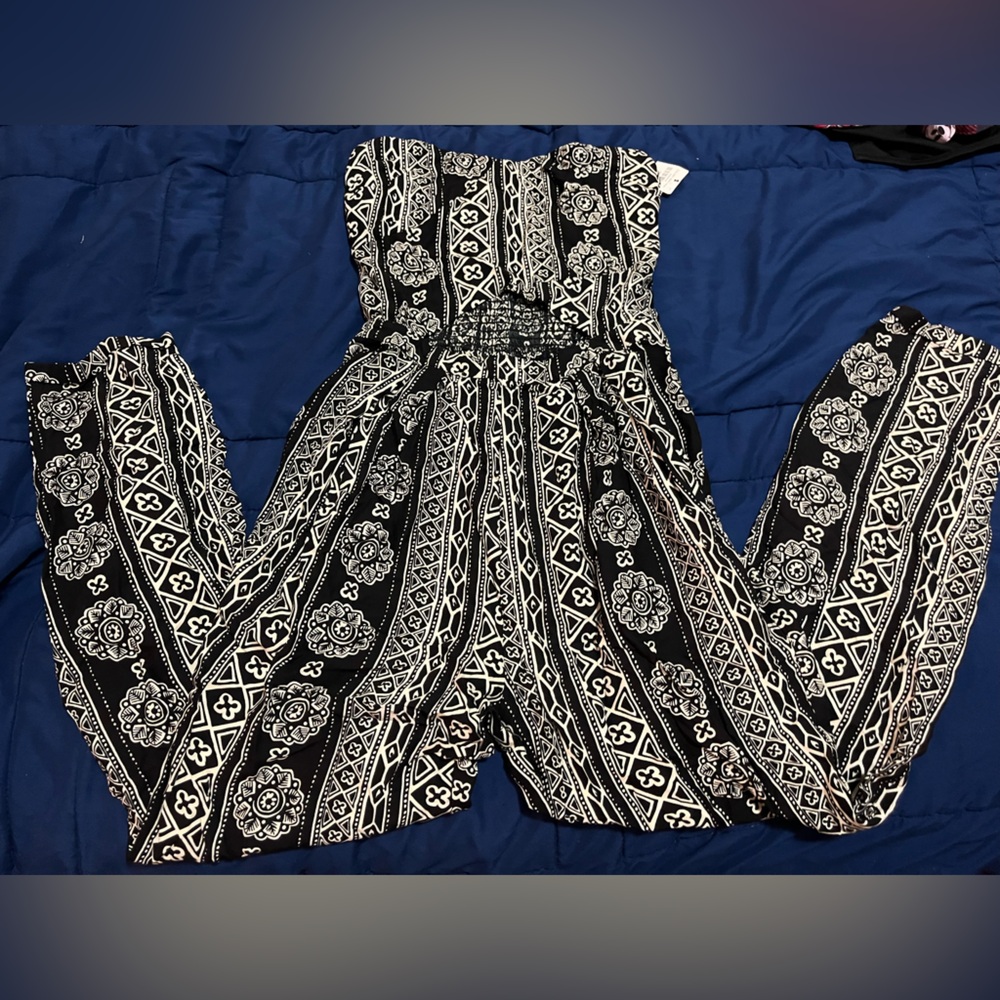 Hollister Black and White Patterned Garment